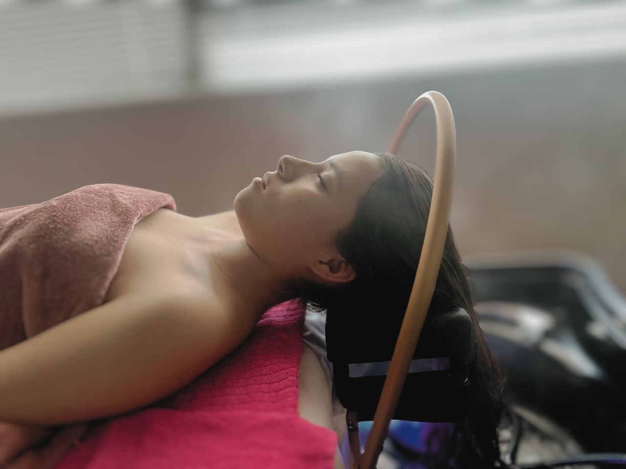 Client receiving Japanese head massage in Edmonton with soothing steam for deep scalp cleansing and relaxation